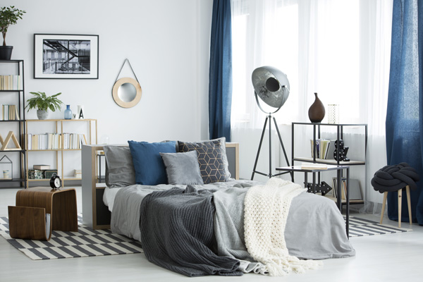 raumwunder | Schlafzimmer einrichten | Wohntextilien mit Blau und Grau und filigranen Möbeln