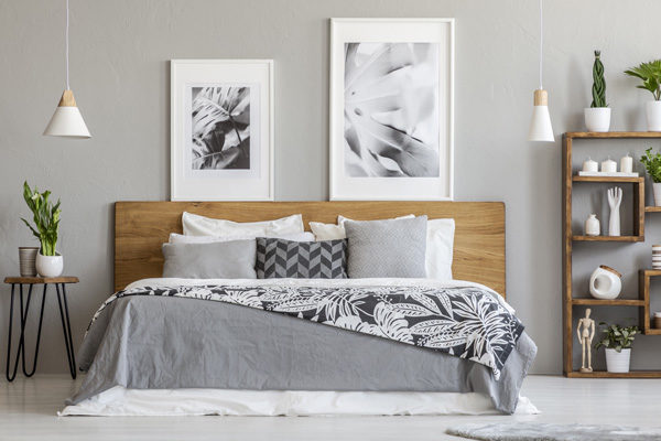 raumwunder | Schlafzimmer einrichten | Kuscheln in Grau und Weiss mit Naturholzmöbeln